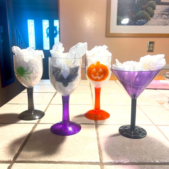 4~Halloween Plastic Cups, 2~Spider W Net,1 bat,1 Pumpkin Style Size 7” Aprox - Picture 3 of 10